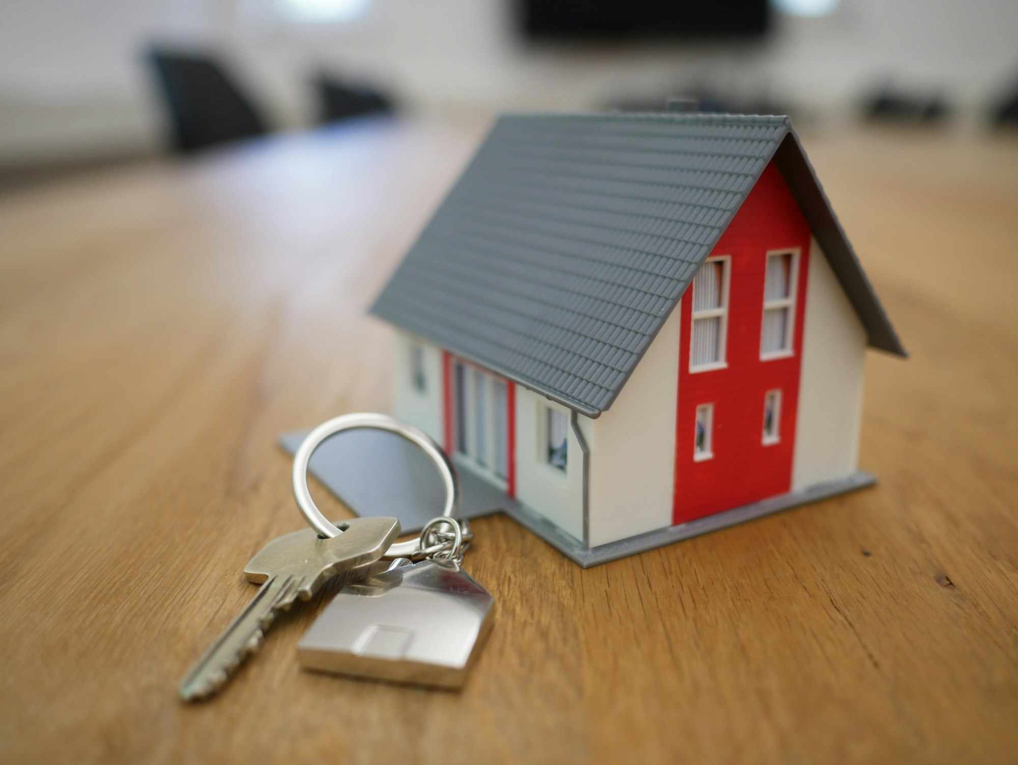 Miniatura de casa e chaves sobre a mesa